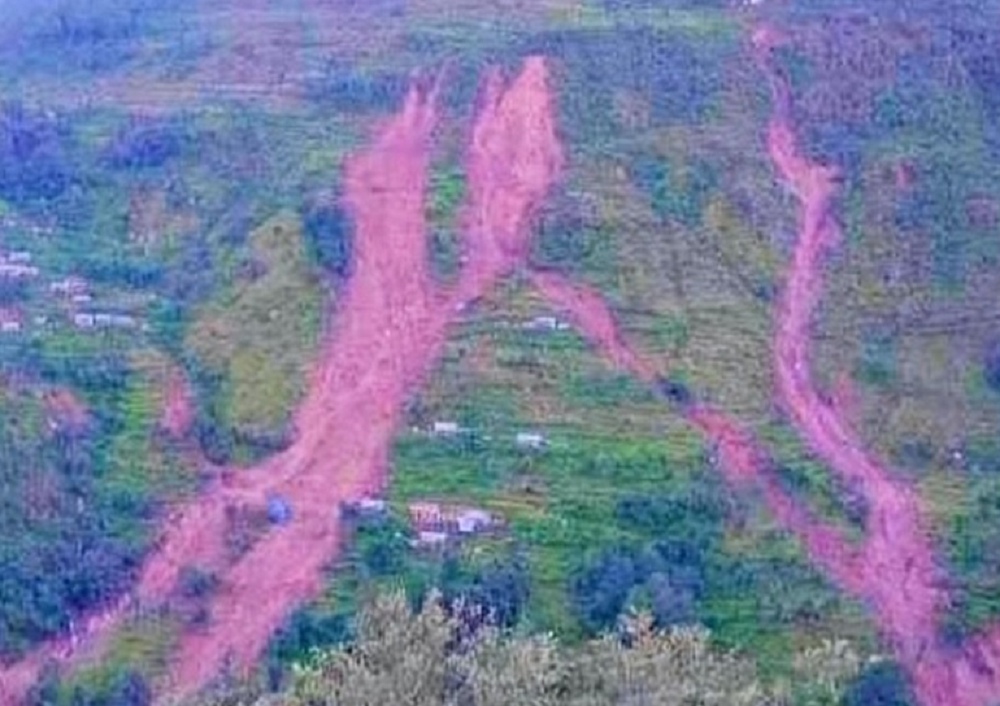 रामेछापको टोकरपुरमा पहिरोले घर बगाउँदा २ जनाको मृत्यु, ८ जना बेपत्ता